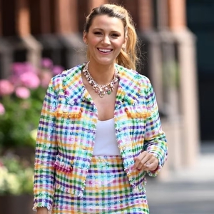 Blake Lively Kenakan Setelan Rok Berpayet yang Menampilkan Semua Warna Pelangi