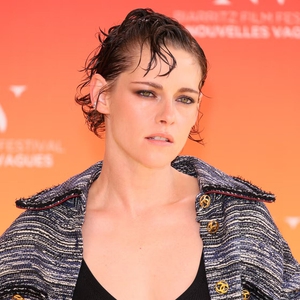 Kristen Stewart Memilih Chanel untuk Penampilan Penutup yang Bermakna di Festival Film Biarritz