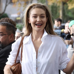 Gaya Model-Off-Duty Gigi Hadid yang Effortless Hadir dengan Headband Ikonis &rsquo;90-an