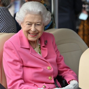 Ratu Elizabeth Mengenakan Busana Berwarna Pink Cerah untuk Penampilan Kejutan di Chelsea Flower Show