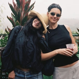 Kendall Jenner Pinjam Gaya Headband &rsquo;90-an Favorit Hailey Bieber di Hawaii