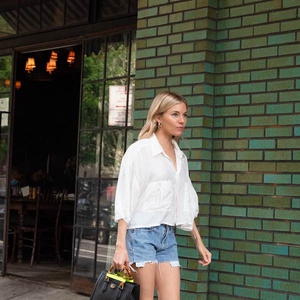 Gaya Kasual Sienna Miller Bisa Anda Tiru: Kemeja Putih dan Celana Pendek, Sembari Menjinjing Tas Gucci Diana