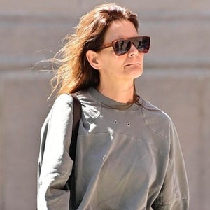 Katie Holmes Tampil Santai Namun Eksentrik yang Sukses Mendobrak Gaya Berpakaian Konvensional