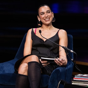Gaya Dua Lipa dalam Balutan Prada dan Chanel di London Literature Festival Menyoroti Sepatu