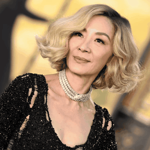 Aura Old Money Michelle Yeoh Berambut Bob Pirang