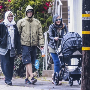 Suki Waterhouse dan Robert Pattinson Terlihat Kompak Berjalan-jalan dengan Bayi Mereka