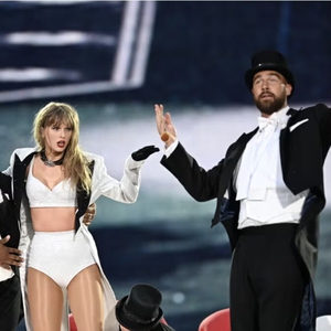 Ternyata Travis Kelce Juga Tampil Bernyanyi di Pernikahannya dengan Taylor Swift