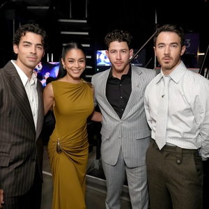 Vanessa Hudgens Reuni dengan Jonas Brothers di Acara Disney Legends 2026