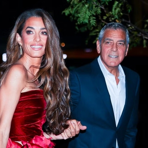 Amal Clooney Tampil Seperti Sebuah Buket Bunga Merah di New York Film Festival