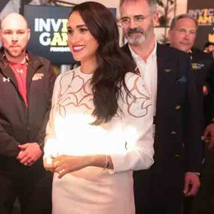 Meghan Markle Kembali Memamerkan Gaya Abadinya dalam Balutan Gaun Mini Putih