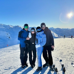 Sophie Turner Tunjukkan Hubungannya dengan Kekasih Barunya, Peregrine Pearson di Instagram