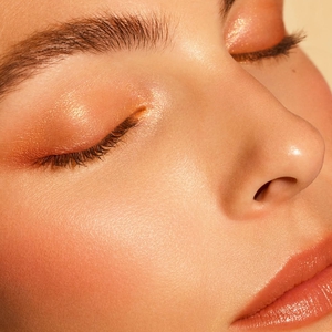 Perbedaan Bedak Two Way Cake vs Compact Powder, Mana yang Lebih Cocok?