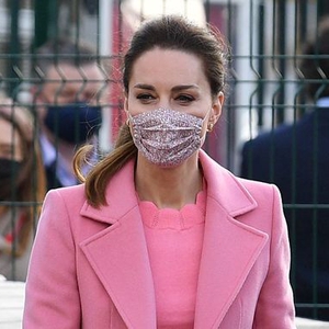 Kate Middleton Tampak Siap Menyambut Musim Semi dalam Balutan Mantel Pink dan Celana Model Flared