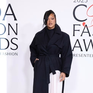 Rihanna Bergandengan Tangan dengan A$AP Rocky di Karpet Merah CFDA Fashion Awards 2025