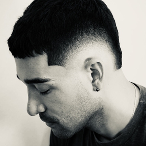 Burst Fade 2 Jari, Gaya Rambut Pria yang Clean dan Modern