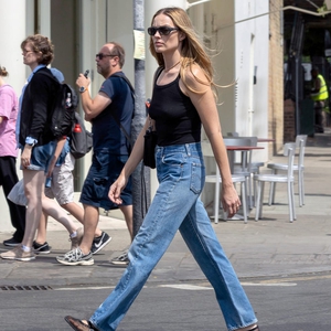 Margot Robbie Padukan Street Style Abad ke-20 dengan Aksesori 2025