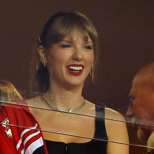 Taylor Swift Jadi &ldquo;Auntie Mode&rdquo; Saat Menggendong Keponakan Travis Kelce di Tengah Pertandingan NFL