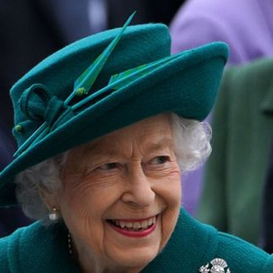 Ratu Elizabeth Berbicara Secara Publik tentang Pangeran Philip Untuk Pertama Kalinya Sejak Kematiannya