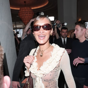 Gaya Boho Bella Hadid di Cannes Tandingan Momen Red Carpet-nya Sendiri