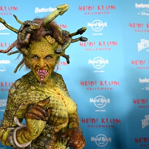 Heidi Klum Tampil Jadi Medusa untuk Pesta Halloween Tahunan ke-24