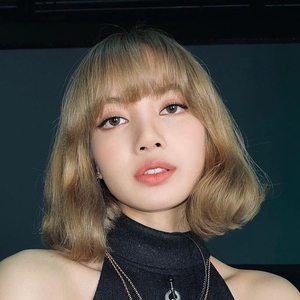 Lisa Blackpink Kenakan Gaun Hitam Berkilau Giambattista Valli di Teaser Single Terbarunya