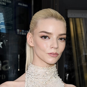 Anya Taylor-Joy Tampil Memukau dengan Gaun Mini Bob Mackie Berkilau yang Dihiasi Rumbai-rumbai