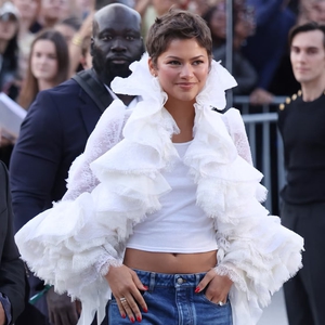 Zendaya Tiba di Show Louis Vuitton dengan Ruffled Jacket Paling Romantis