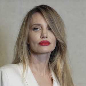 Angelina Jolie Tampil dengan Rambut Pirang Cool-Toned & Lipstik Merah Andalan