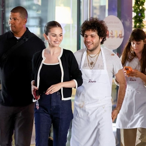 Selena Gomez Tampilkan Gaya La Dolce Vita dalam Balutan Celana Capri Saat Kencan Malam di Italia