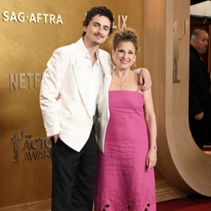 Timoth&eacute;e Chalamet Berjalan di Karpet Merah Actor Awards 2026 Bersama Ibunya