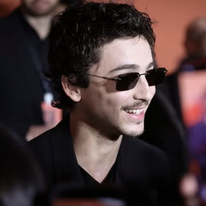 Penampilan Serba Hitam Timoth&eacute;e Chalamet yang Akan Terlihat Sangat Cocok Dipakai ke Opera