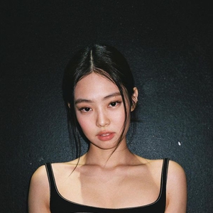 Aksi Jennie Blackpink Bergaya Kasual Saat Mengunjungi SpaceX milik Elon Musk