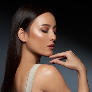 Julie Estelle Punya Ide Padu Padan Santai dengan Celana Model Palazzo