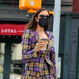 Irina Shayk Tampil Seperti Cher Horowitz dari Film Ikonis Clueless Ketika Berjalan-Jalan bersama Putrinya