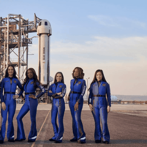 Katy Perry dan Kru Serba Perempuan Blue Origin Sukses Menembus Batas Atmosfer