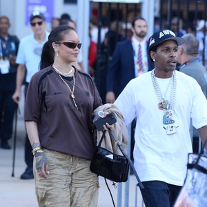 Rihanna Membuktikan Bahwa Knee-High Suede Boots Bisa Dipakai di Tengah Musim Panas