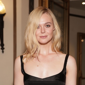 Elle Fanning Tampilkan Pesona Old Hollywood dalam Balutan Gaun Hitam Klasik