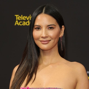 Olivia Munn Sedang Hamil Anak Pertamanya bersama Komedian John Mulaney