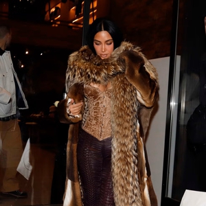 Kim Kardashian Tegaskan Silakan Menumpuk Bulu di Atas Bulu