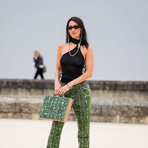 Bella Hadid Kenakan Celana Motif Kulit Ular dengan Tas Senada di Fashion Show Dior