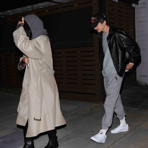 Kylie Jenner Tampil Chic dengan Trench Coat dan Syal Kasmir Saat Kencan bersama Timoth&eacute;e Chalamet