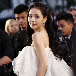 Jisoo Tampil dengan Polka Dot, Ruffle & Detail Scalloped untuk Momen Front-Row&nbsp;