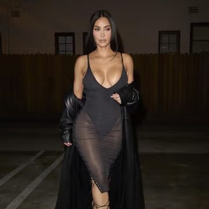 Kim Kardashian Tampil Memukau dalam Gaun Bodycon Hitam dan Stiletto Bertali di Acara Pop-Up Terbarunya