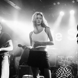 Apple Martin Mengikuti Jejak Ayahnya, Chris Martin Lewat Penampilan Musik Kejutan