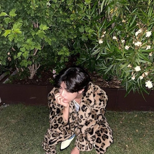 V BTS Bagikan Foto Throwback di Paris dengan Mengenakan Mantel Animal Print