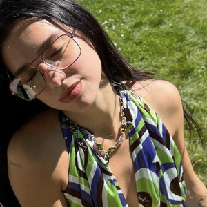 Dua Lipa Membawa Kembali Nuansa Era '70-an dalam Balutan Atasan yang Funky