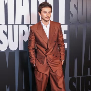 Timothe&eacute; Chalamet Menukar Sepatu Neon Marty Supreme-nya Dengan Setelan Jas Cokelat Karamel yang Elegan