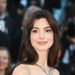 Anne Hathaway Kenang Rasa Sakitnya Saat Alami Keguguran Pada Kehamilan Pertamanya
