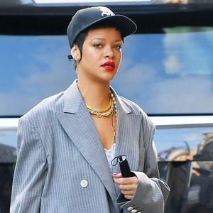 Gaya Unik Rihanna, Walau Dibalut Blazer Ia Bisa Tetap Memakai Topi Bisbol