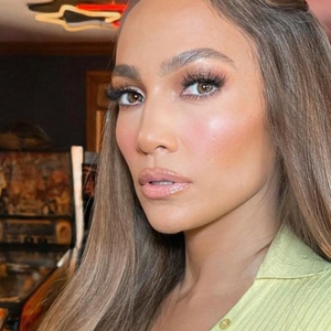 J.Lo Pamerkan Wajah Glowing dalam Gaun Hijau Neon yang Seksi